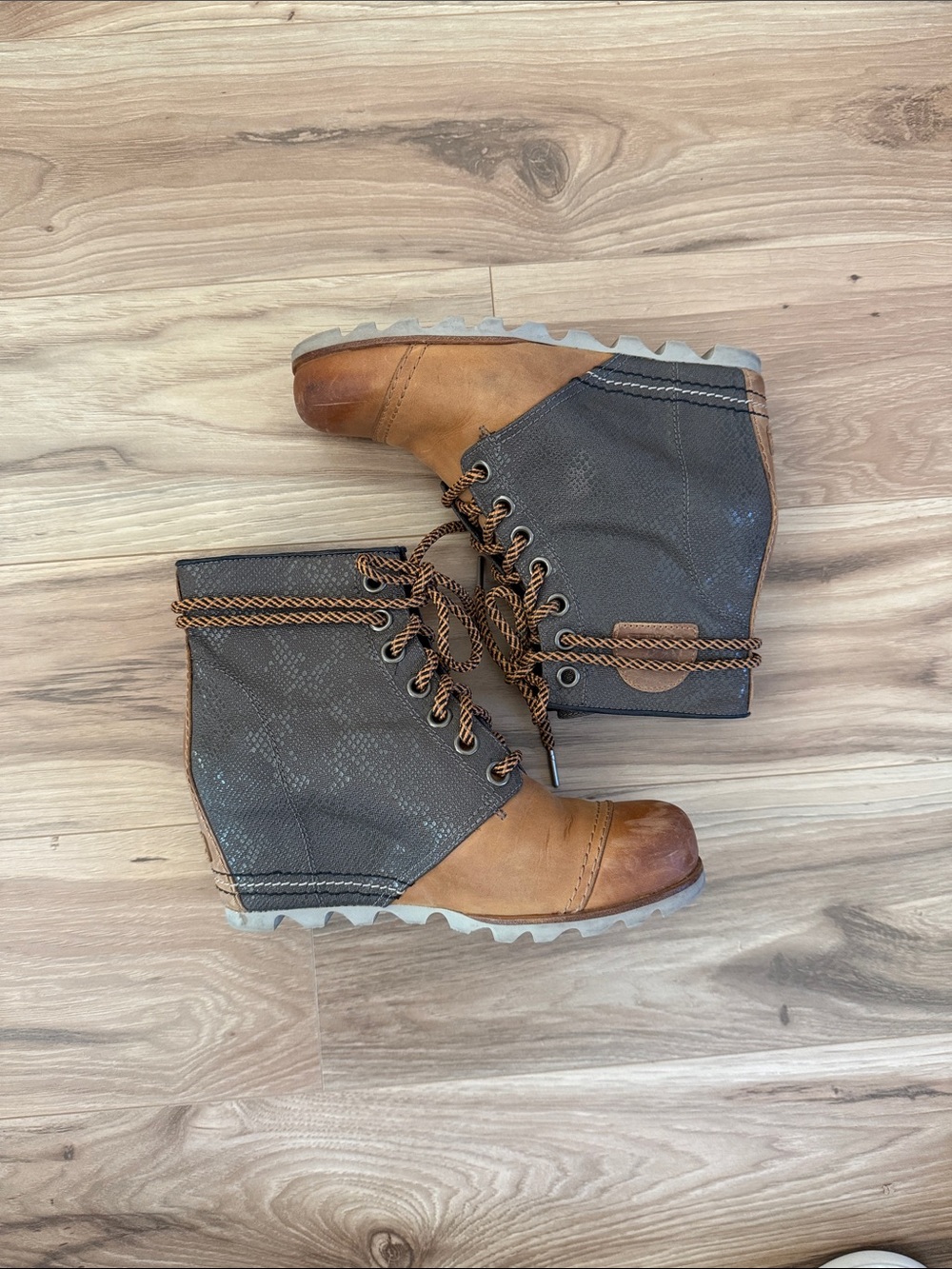 Sorel Two-Tone Brown and olive  wedge Women’s Boots